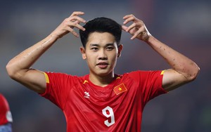 Trang chủ FIFA ấn tượng với Đình Bắc, dành lời khen cho "lá chắn thép" tuyển Việt Nam