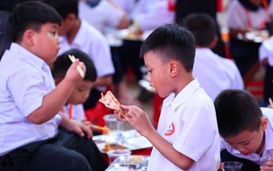 Đại tiệc buffet của 1700 em nhỏ Tây Giang: “Lần đầu tiên em được ăn pizza”