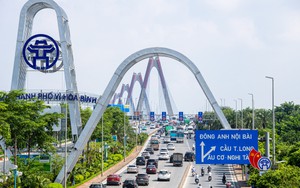 Biển báo khoảng cách trên cầu Nhật Tân để nhắc nhở chứ không phải để phạt tài xế