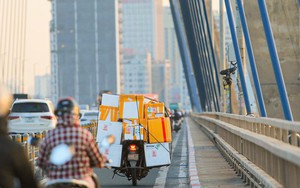 Hình ảnh cầu Nhật Tân sau khi tháo loạt biển báo khoảng cách vừa lắp