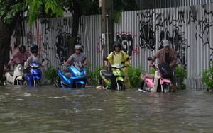 Bangkok đóng cửa trường học, đề nghị công chức làm việc tại nhà vì mưa lũ