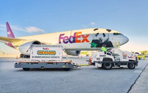 Chiếc máy bay chở quốc bảo của Trung Quốc vừa hạ cánh, cảnh sát vội hộ tống suốt chặng đường 16km