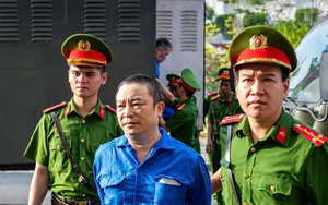 Cựu Viện trưởng 'biến tội phạm thành bệnh nhân tâm thần' bị dẫn giải đến tòa