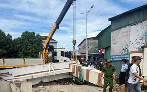 Xe cẩu va cổng làng, bé trai lớp 3 bị đứt lìa cánh tay