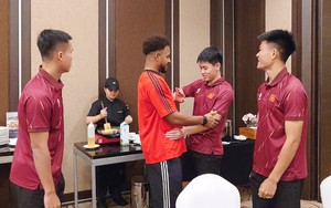 Xuân Son nghẹn ngào chia tay tuyển Việt Nam về nước điều trị chấn thương