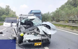 Xe con vỡ nát sau khi đâm đuôi xe đầu kéo trên cao tốc Nội Bài - Lào Cai
