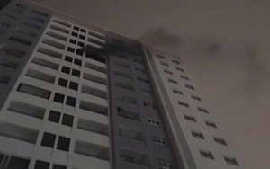 Cháy lớn ở tầng 11 chung cư Conic Boulevard, hàng trăm cư dân hô hoán ôm đồ đạc tháo chạy
