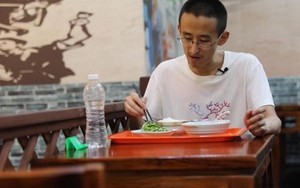 Cú trượt dài của thần đồng 10 tuổi đỗ Đại học, 16 tuổi học Tiến sĩ nhưng U40 vẫn gọi điện xin tiền sinh hoạt từ bố