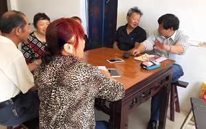 20 năm tôi bỏ cả tuổi xuân chăm bố mẹ, đến ngày ông bà mất, 2 em trai quay về nói một câu khiến tôi bật khóc