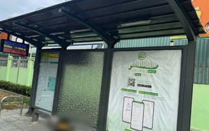 Người đàn ông có hình xăm trên cánh tay, tử vong tại bến xe buýt ở TP.HCM
