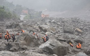 Cuộc chạy đua tìm 42 người dưới lòng núi Nepal: Hy vọng đặt vào “vùng sống sót” trong công trình ngầm 11 tầng