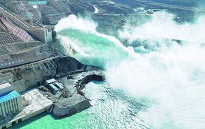 Đập thuỷ điện cao bằng toà nhà 80 tầng, công suất 750.000 kW hoàn thành, sản xuất gần 1,9 tỷ kWh điện/năm, xác lập một kỷ lục thế giới