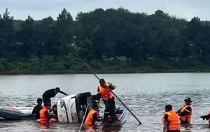 Tìm thấy chiếc ô tô nghi bị nước lũ cuốn trôi tại Đồng Nai