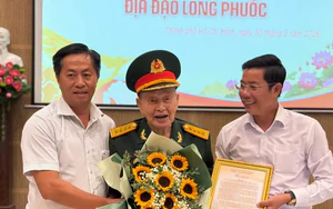 Đại tá Tư Cang tặng hai khẩu súng kỷ vật chiến tranh cho Bảo tàng