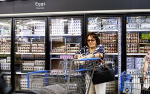 Vì sao siêu thị Mỹ luôn để trứng trong tủ lạnh, còn Việt Nam lại để ngoài kệ?