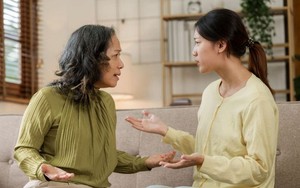 Tôi phát hiện mẹ mình luôn nói dối mỗi khi con cái hỏi chuyện tiền bạc, đến lần thứ ba tôi mới biết lý do