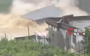 Trung Quốc vẫn lũ lụt: Khoảnh khắc ngôi nhà 3 tầng bị cuốn trôi trong vài giây vì bão Saudel