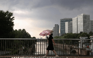 Buồn của người lao động tại nền kinh tế số 2 thế giới: 9 năm kinh nghiệm vẫn lo AI thay thế, nhân viên văn phòng tính chuyển lao động chân tay