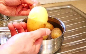 Mẹo lột vỏ khoai tây cực nhanh không cần dùng dao
