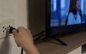 Lời khuyên cho những gia đình hay tắt tivi bằng cách rút phích cắm