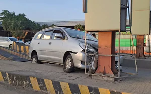 Ô tô chở 6 người mất lái đâm trạm thu phí cao tốc TPHCM - Trung Lương