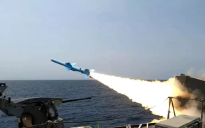 Tố Iran phóng tên lửa, Mỹ lập tức đáp trả bằng đòn tấn công ba tàu chở dầu