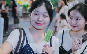 Đổ xô xếp hàng ăn kem Tràng Tiền trước ngày đóng cửa