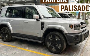 SUV 'lạ' dáng như Defender lần đầu xuất hiện tại Việt Nam: EREV đầy bình chạy tới 1.200km, giá tạm tính 2,2 tỷ đồng có cạnh tranh được Prado?