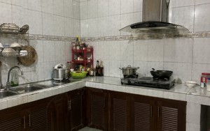 Vì sao ngày càng nhiều gia đình không còn ốp gạch kín tường bếp? 1 cách làm giúp bếp thoáng mắt, dễ vệ sinh đang trở thành xu hướng mới