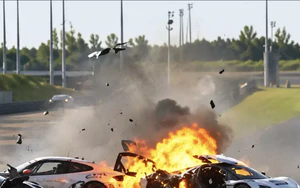 Tay đua bỏ cuộc đua, lao vào chiếc Ferrari bốc cháy cứu đối thủ