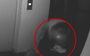 Người phụ nữ lắp camera hơn 2 tiếng, cảnh tượng ghi lại trong nhà khiến cô lập tức gọi cảnh sát