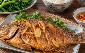 Cá chiên đừng vội cho vào chảo: Làm đúng một bước này, miếng cá vàng giòn mà không bị khô