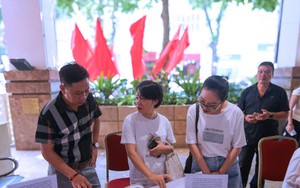 Người dân quét mã QR góp ý phương án điều chỉnh quy hoạch khu vực hồ Hoàn Kiếm