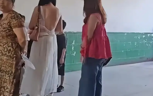 Trang phục họp phụ huynh của 2 bà mẹ khiến nhiều người đỏ mặt: Đây không phải buổi đi xem mắt!