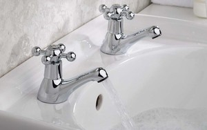 Vì sao nhiều bồn rửa ở Anh có hai vòi nóng, lạnh riêng biệt?