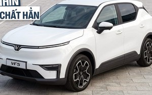 VinFast VF 5 mới lộ diện không che với các điểm nhận diện khác nhau: Dễ có nhiều bản, bản cao cấp có viền chrome 'cánh chim', mâm 2 tông màu sành điệu