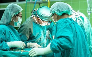 Cắt hết dạ dày trị ung thư, mổ xong mới biết mình không có tế bào ung thư nào