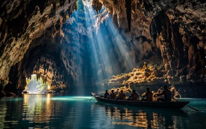 Phát hiện hang động xuyên núi ở nước láng giềng Việt Nam, du khách phải đi thuyền hơn 7 km trong bóng tối