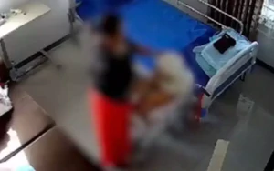 Thấy mẹ có nhiều vết thâm tím, con trai xem camera thì đau đớn trước sự mất nhân tính của người chăm sóc