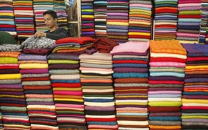Ảnh TG 24/7: Sạp vải lụa chợ Đồng Xuân lên báo Mỹ