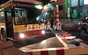 Hà Nội: Xe buýt húc đổ biển báo cầu vượt