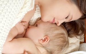 Sữa mẹ chứa hơn 700 loại vi khuẩn