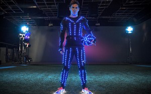 Diện đồ ánh sáng, Messi tham gia quảng cáo “độc” của Adidas