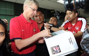 Được tăng lương “khủng”, HLV Wenger từ chối PSG, ở lại Arsenal