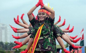 Nữ quân nhân Indonesia hóa Phật Quan âm nghìn mắt, nghìn tay