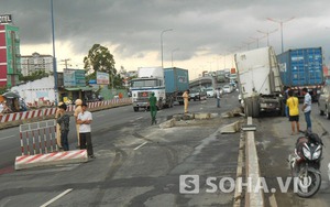 TP.HCM: Xe đầu kéo "náo loạn" trên cầu vượt bằng thép