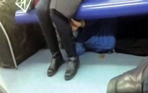 Trung Quốc: Trốn dưới gầm ghế xe điện để "sờ chân" phụ nữ