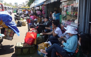 TP.HCM: Hành khách đội nắng chờ xe về quê ăn Tết
