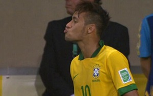 Neymar trêu ngươi đối thủ bằng nụ hôn đồng tính