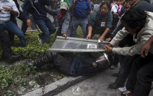 24h qua ảnh: Người biểu tình hò nhau giật khiên của cảnh sát